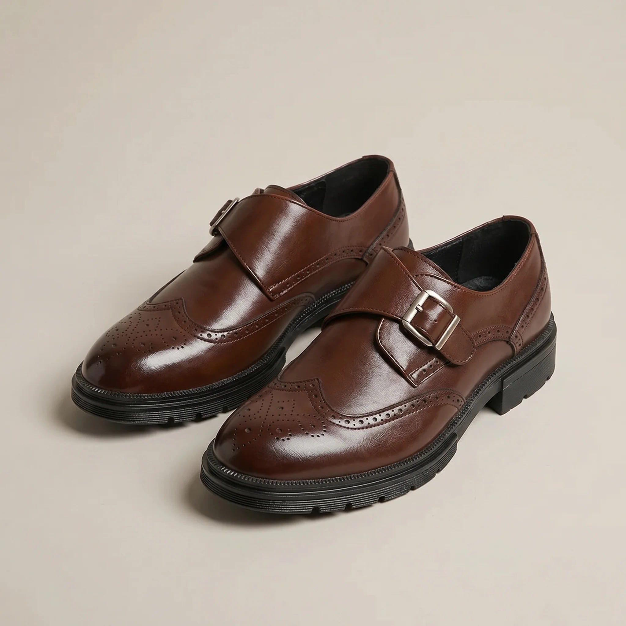 Chaussures homme à boucle perforées